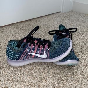 Nike Free Run Flyknit shoes size 5